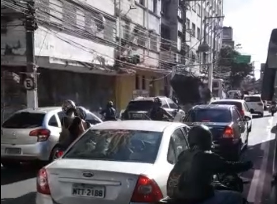 Acidente com moto deixa feridos no Centro de Vitória
