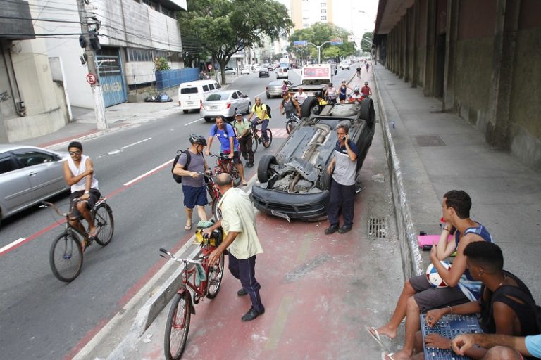 Carro capota no Centro de Vitória