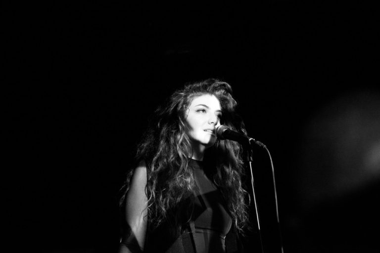 Lorde revela destaques do som do seu próximo trabalho. Confira aqui ‘Perfect places’