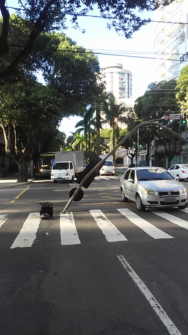 Poste cai no meio da rua na Praia do Canto