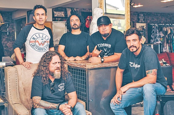 Banda Raimundos agita festa em Vila Velha