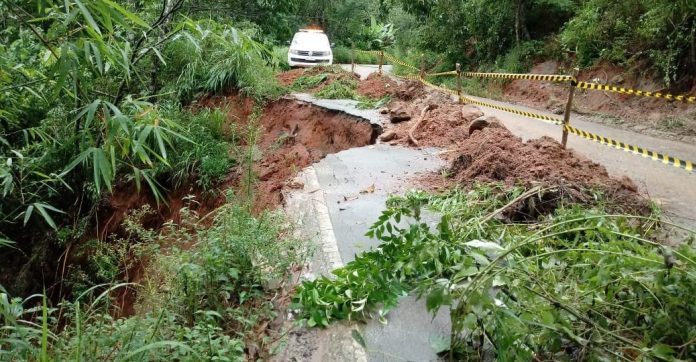 Rodovia é interditada após ceder devido às chuvas