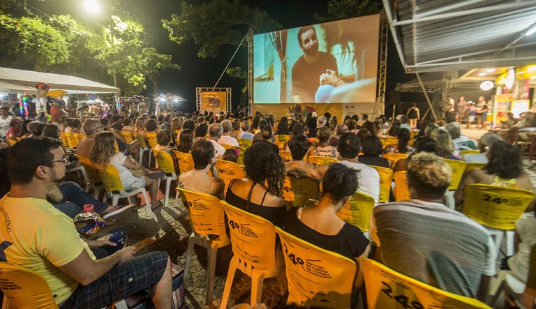 Cinema gratuito nas praias capixabas neste verão