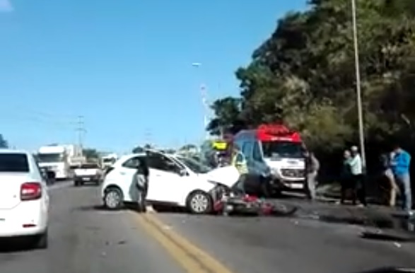 Acidente envolvendo carros e moto deixa feridos na BR-101