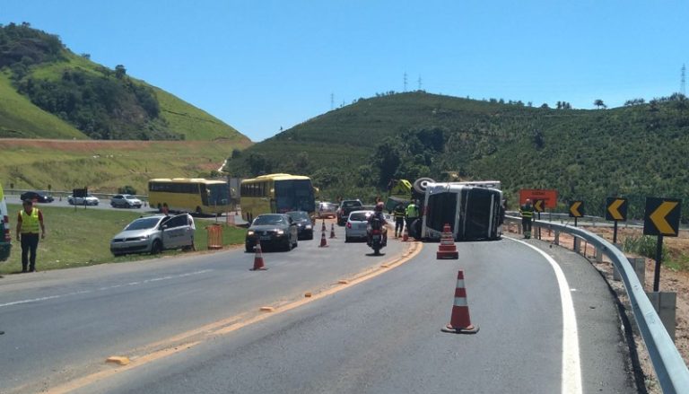 Carreta tomba e duas pessoas ficam feridas na BR-101