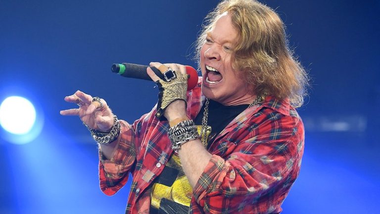 Ícone do rock anos 90, Axl Rose lança música e clipe para desenho do Pernalonga