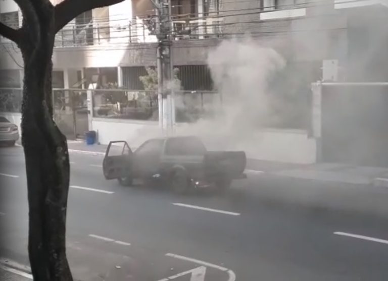 Carro pega fogo na Praia da Costa. Veja vídeo