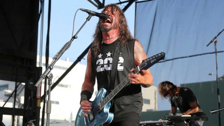 Comédia pastelão! Dave Grohl caiu do palco no primeiro show do Foo Fighters em 2019
