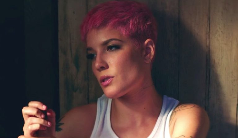Cantora Halsey chegou ao topo da parada da Billboard e comemora: ‘Nem sei o que dizer’