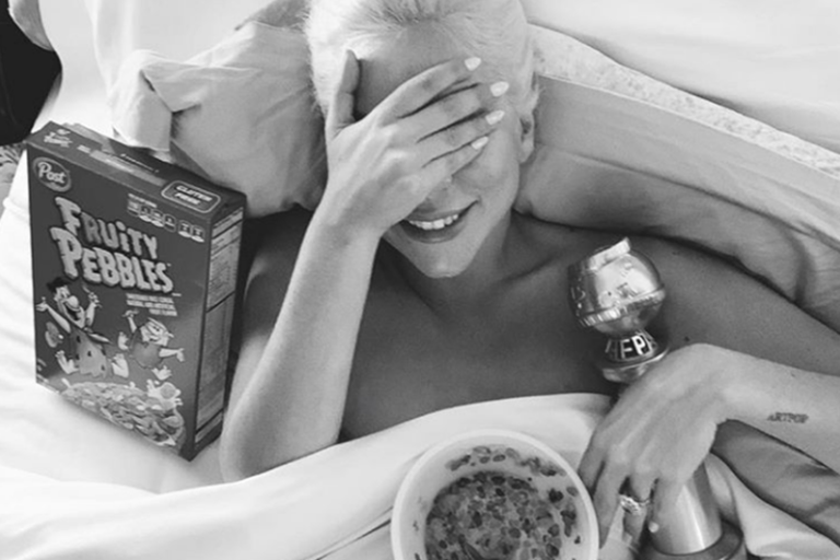 Por melhor canção original ‘Shallow’ Lady Gaga dorme com troféu Globo de Ouro