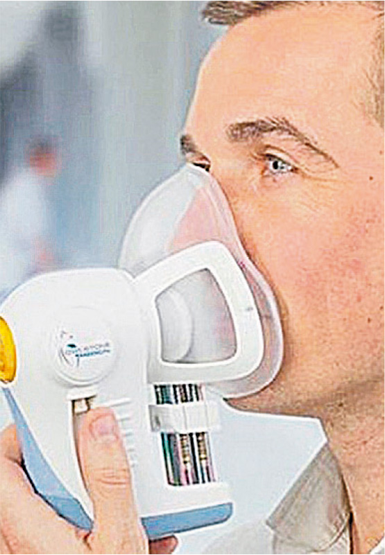 Bafômetro que pode detectar câncer testado por médico