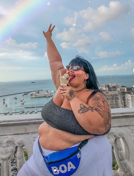Bailarina plus size de Anitta arrasa nas fotos de biquíni em férias de verão