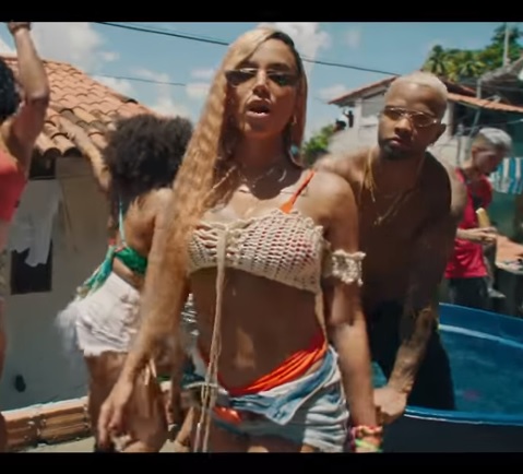 Anitta e Tropkillaz lançam funk ‘Bola Rebola’