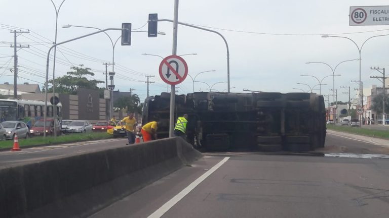 Caminhão tomba e interdita pista da Rodovia do Sol