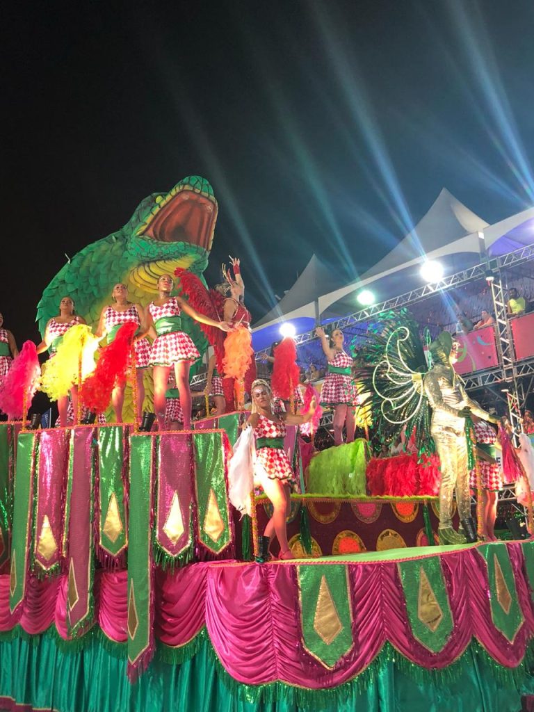 Escolas desfilam no segundo dia do Carnaval de Vitória