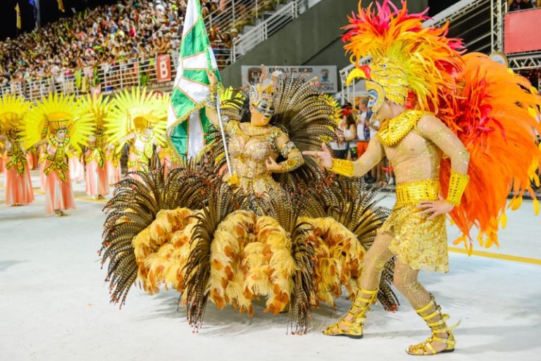 Gatos misteriosos tomam conta do Sambão no Desfile da Piedade