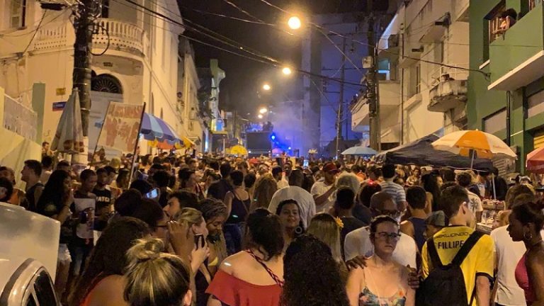 Foliões descem a ladeira da Piedade