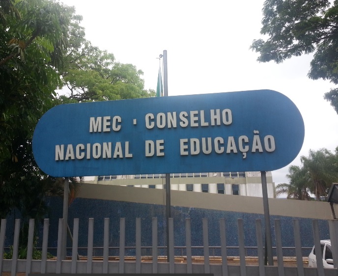 Ministro da Educação admite ter errado ao pedir que escolas filmem crianças