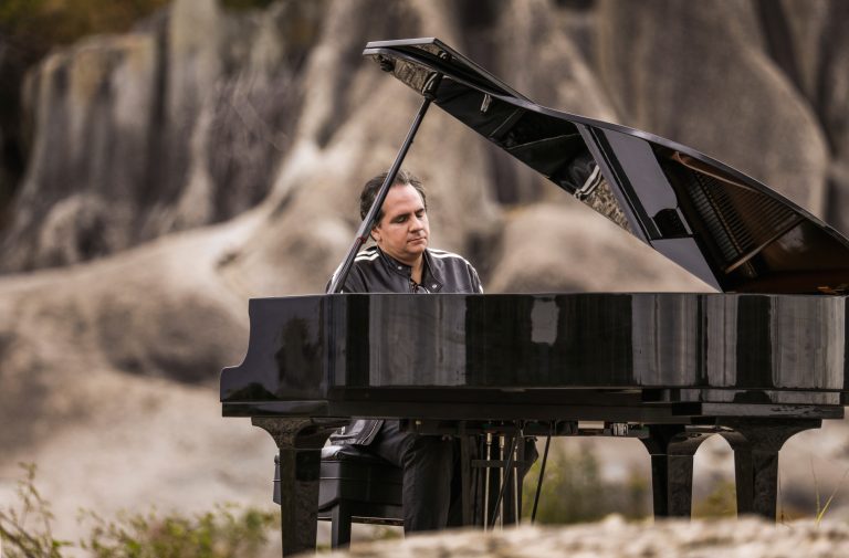 Ricardo Bacelar homenageia Belchior regravando a canção “Vício Elegante”, sua última letra inédita