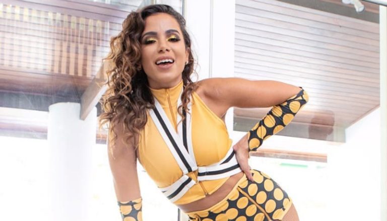 Anitta anima trio elétrico com roupas inspiradas em É o Tchan e Beyoncé