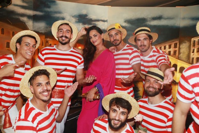 Solteira, Luiza Brunet diz, no Baile do Copa, que namora consigo mesma