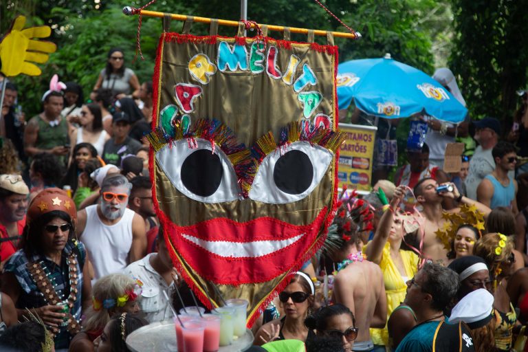 Bloco das Carmelitas arrasta foliões nas ruas de Santa Teresa