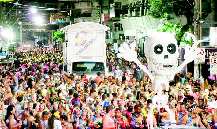 Despedida com blocos e trios elétricos
