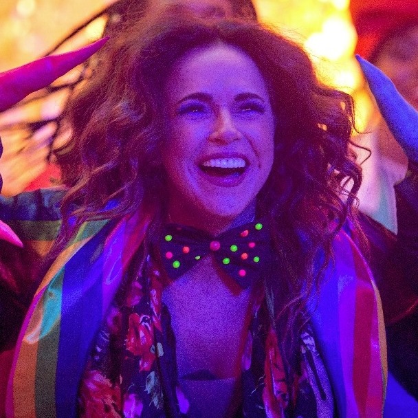Daniela Mercury cai de trio e brinca: “Querem me frear”