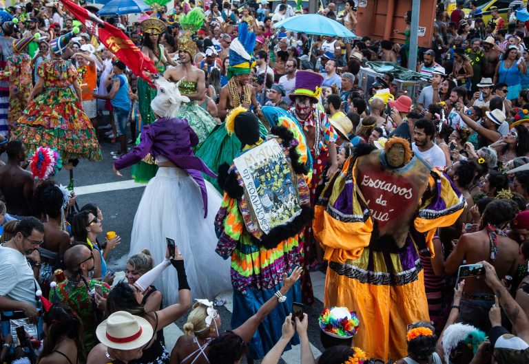 Bloco Escravos da Mauá na zona portuária do Rio