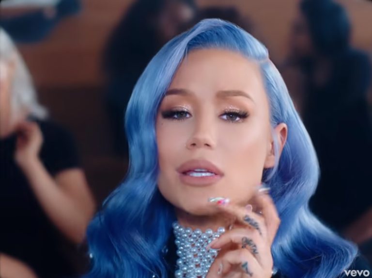 Iggy Azalea lança single de retorno e clipe tem influências góticas
