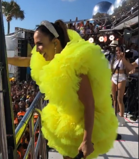 Aos gritos de “Mamãe voltou”, Ivete Sangalo agita o Carnaval de Salvador