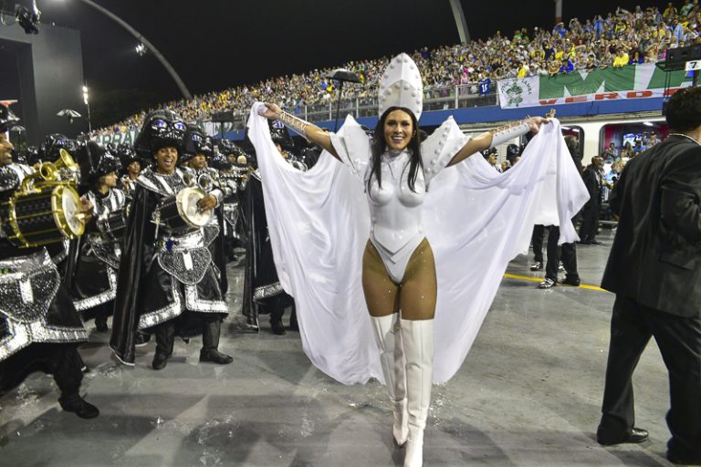 Apresentadora do Fofocalizando dá show na Avenida no Carnaval de SP