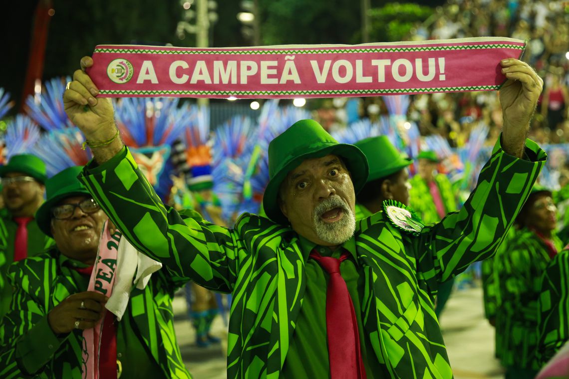 Mangueira volta à Sapucaí ovacionada pela esquerda e criticada pela direita