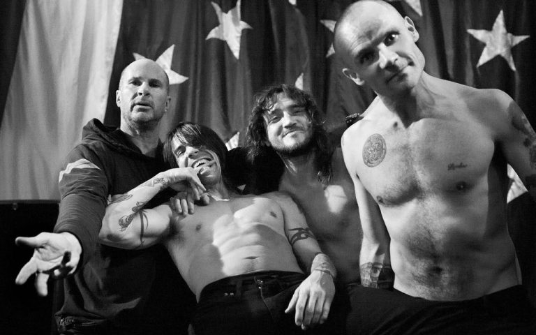 O Red Hot Chili Peppers realizou transmissão inédita de show nas pirâmides do Egito