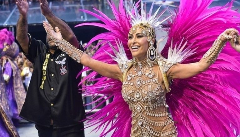 Após desfilar na Gaviões, Sabrina vai de jatinho com a família para participar do Carnaval do Rio