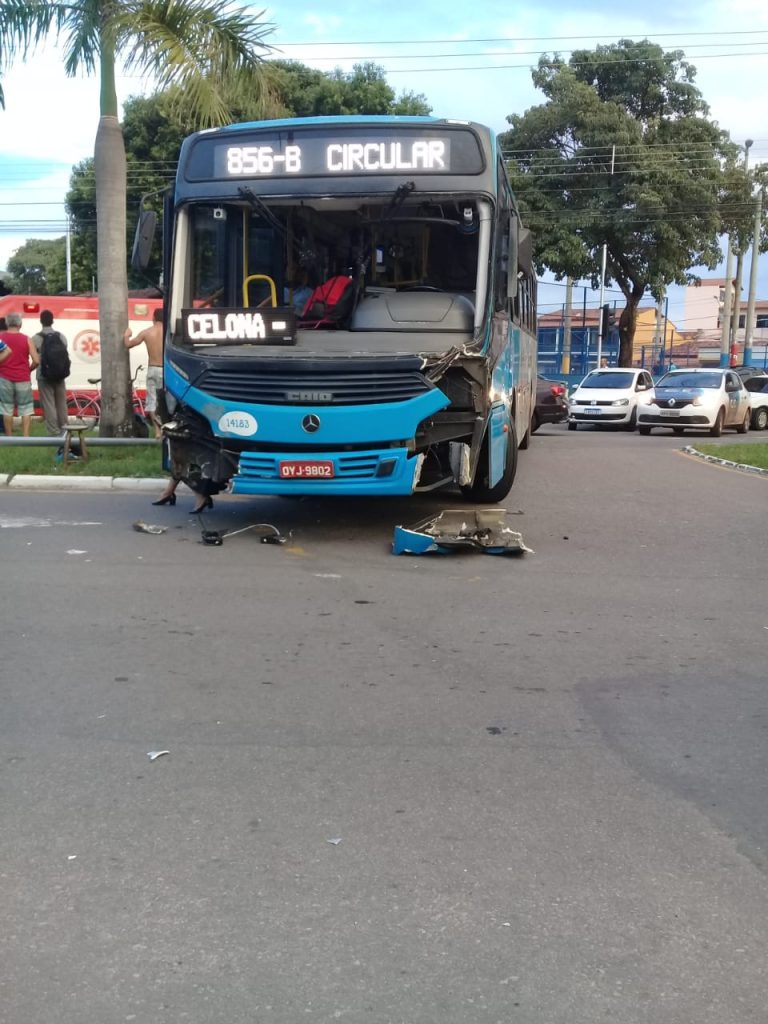 Acidente entre ônibus do Transcol e caminhão deixa quatro feridos na Serra