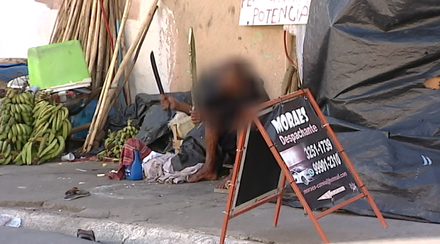 Andarilho ataca moradores com facão e madeira na Serra