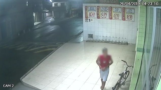 Flagrante: Bandidos arrombam supermercado na Serra
