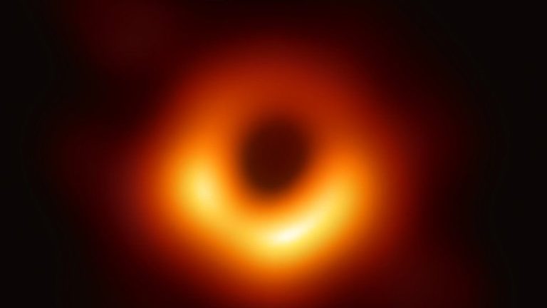 Divulgada primeira imagem de buraco negro maior que o Sistema Solar