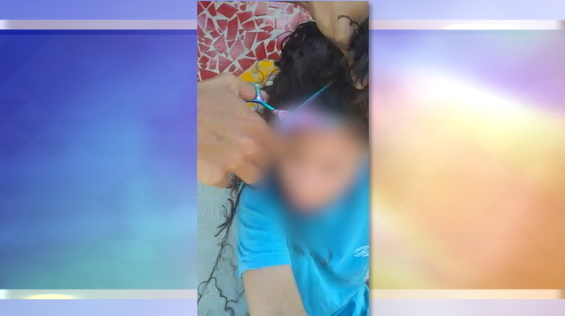 Jovens têm cabelos raspados como punição por envolvimento com traficantes rivais