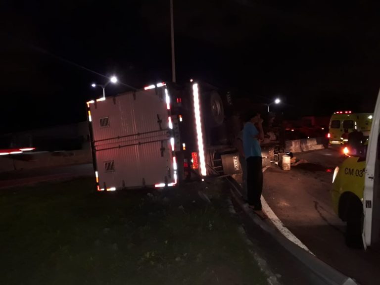 Caminhão tomba em viaduto de Carapina e complica trânsito local