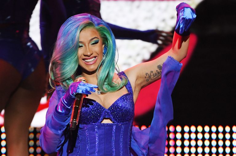 Cantora rapper Cardi B anunciou planos de escrever autobiografia