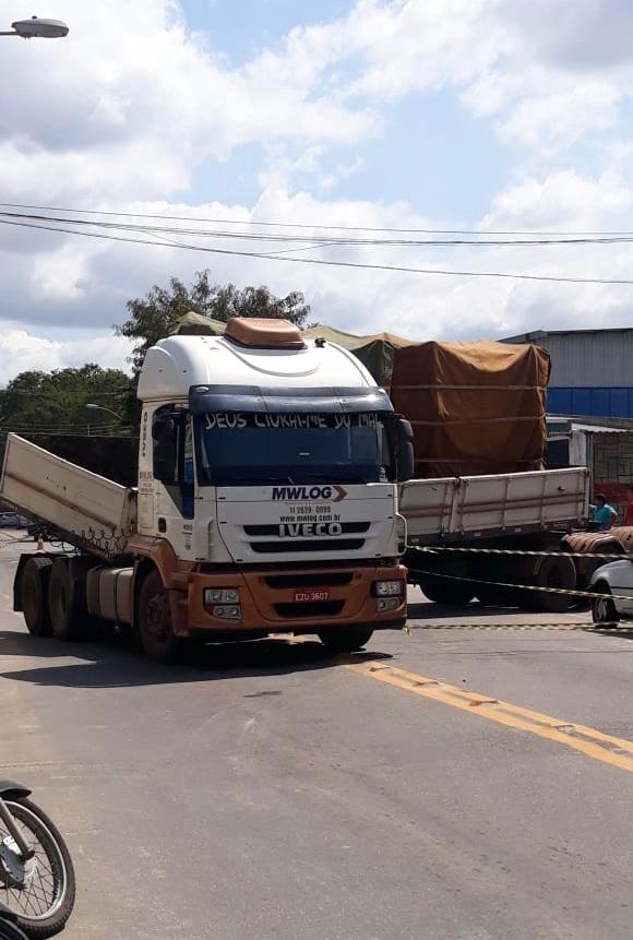 Carreta atravessada interdita trânsito na Serafim Derenzi