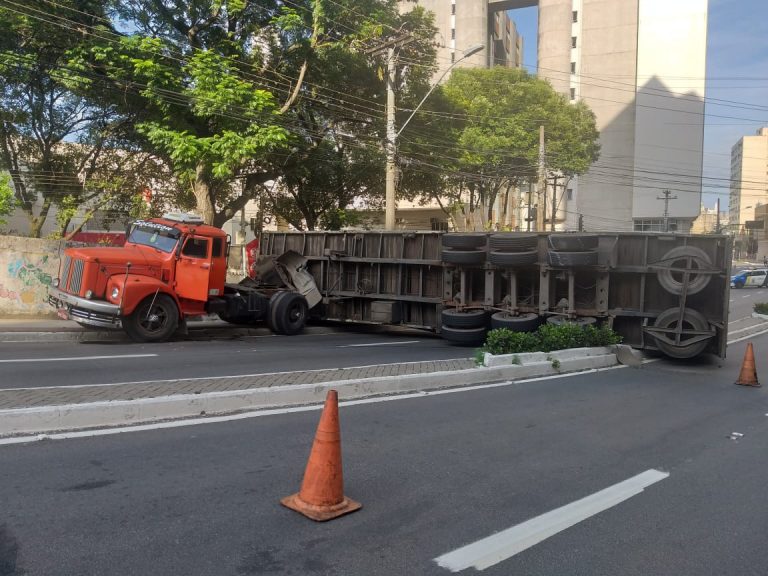 Carreta tomba e interdita avenida no Centro de Vitória