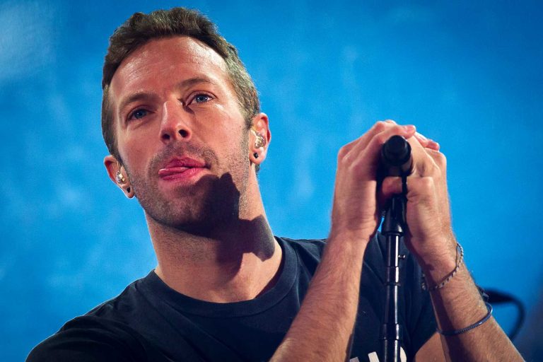 Por assédio de fã ‘delirante’, Chris Martin do Coldplay pede ordem de restrição