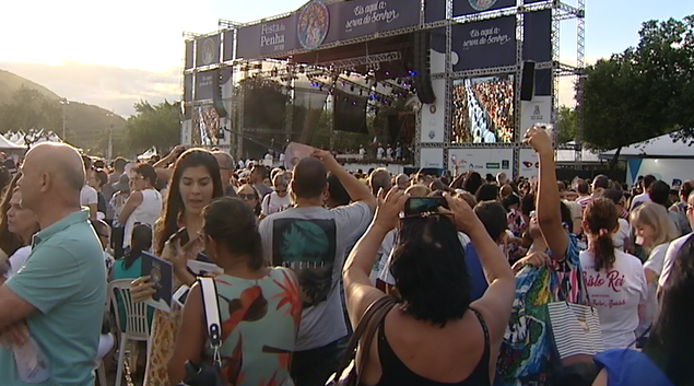 Fiéis lotam missa de encerramento da Festa da Penha
