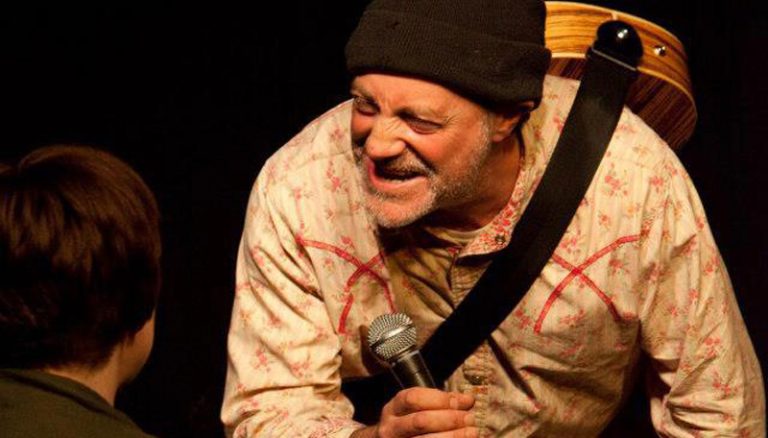 Comediante faz piada sobre sofrer um derrame e morre durante apresentação
