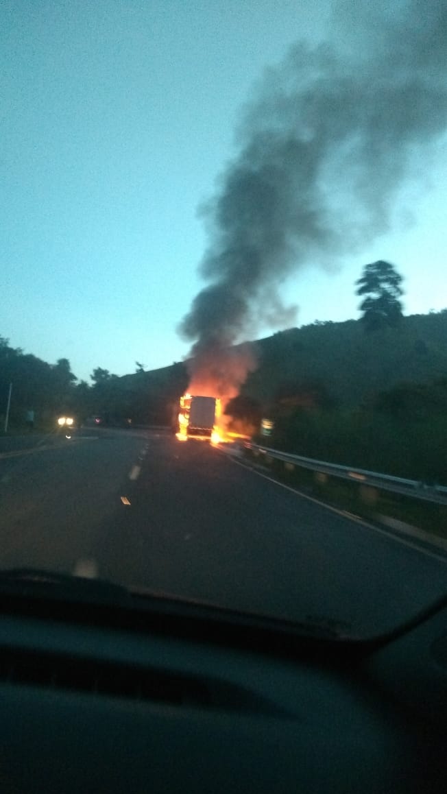 Trânsito interditado na BR 262 após incêndio de carreta