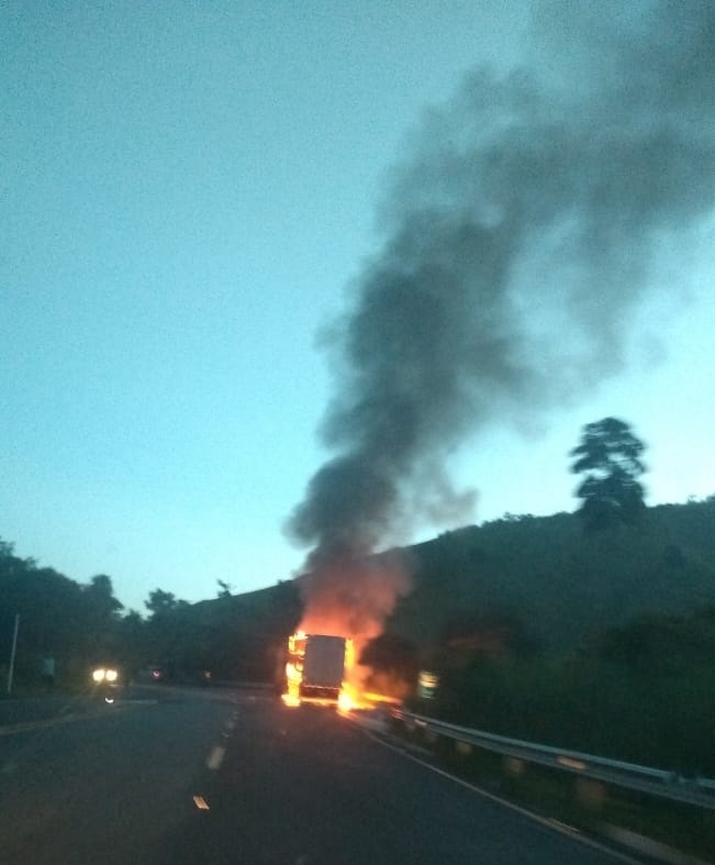 Incêndio em carreta deixa rodovia interditada durante cinco horas