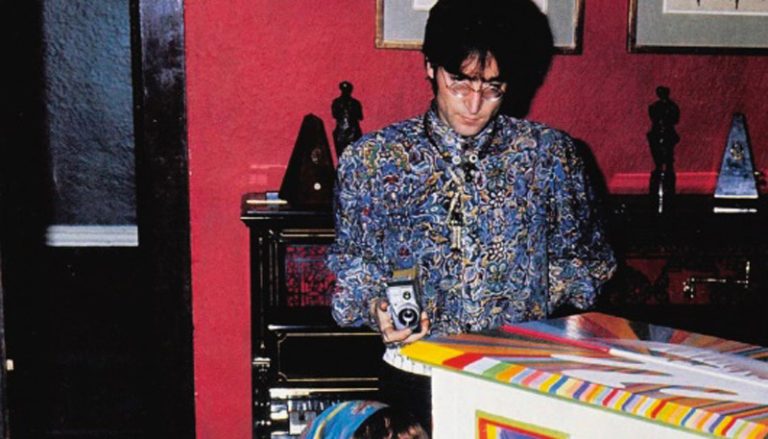 Piano raro que Lennon usou para compor músicas do ‘Sargent Pepper’s’ vai a leilão